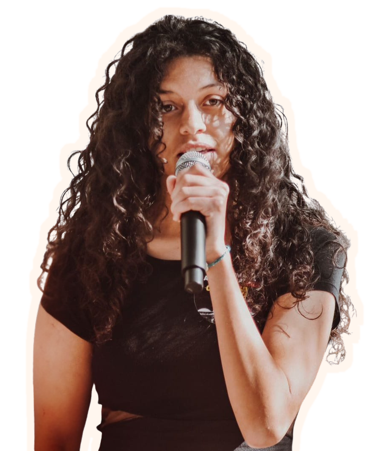 Gabi Rosa falando ao microfone